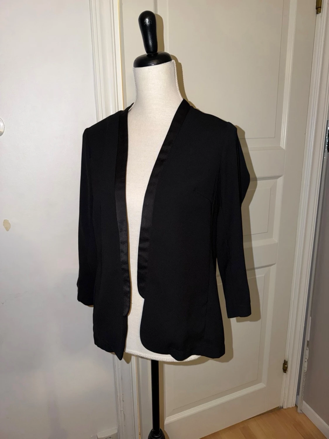 Svart kavaj med satinkant - 3