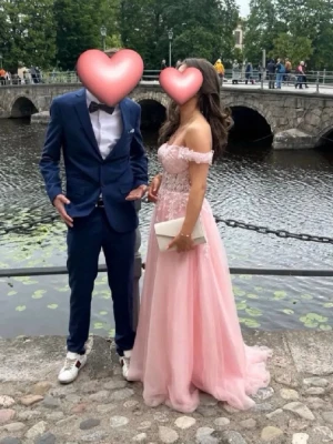 Rosa balklänning - Lägger ut en annons med fri frakt på denna rosa balklänning, gå in i min andra annons för mer info om klänningen!!🥰