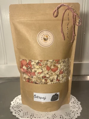 Grötverkets gröt & müsliblandning med smak av bärpaj🍓 - Vi är ett UF företag som säljer 2-in-1 gröt- & müsliblaningar. Här i smakkombinationen bärpaj🍓varje påse innehåller 350g och kostar 70kr/st. 