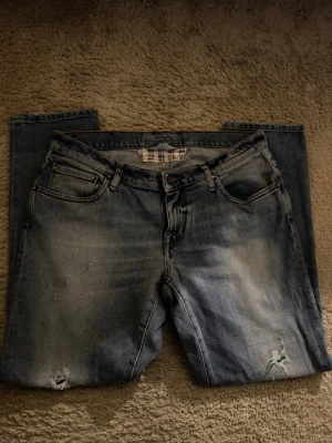 Jacob Cohen jeans  - Säljer ett par ljusblå jeans från Jacob Cohen Premium med slitna detaljer och klassisk femficksdesign. Jeansen är storlek 28 och passar mellan 170-175 lite beroende på vikt. Pris kan diskuteras, hör av er vid frågor!