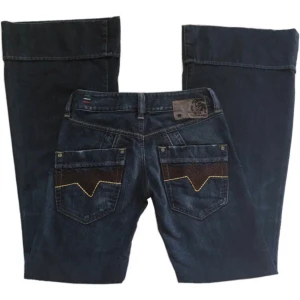 Vintage lowwaist bootcut jeans y2k/2000tal, Diesel  - Supercoola unika mörkblå utsvängda jeans från Diesel! Midjemått 68,5cm Grenhöjd 20cm Innerbenslängd 82,5cm Benslut (rakt över) 30,5cm, (OBS! Slutet på benöppningen är lite missfärgad på baksidan på båda ben, se bilder)