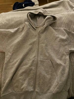 Mjuk skön oversisde zip Kappahl - En super skön och mjuk oversisde zip tröja från Kappahl storlek är 146/152 men upplevs större använd några enstaka gånger inga hål eller märken eller färg fel. Den har luva som är skönt ibland men den är super för winter eller höst dagar. Pris kan ändras på bra förslag