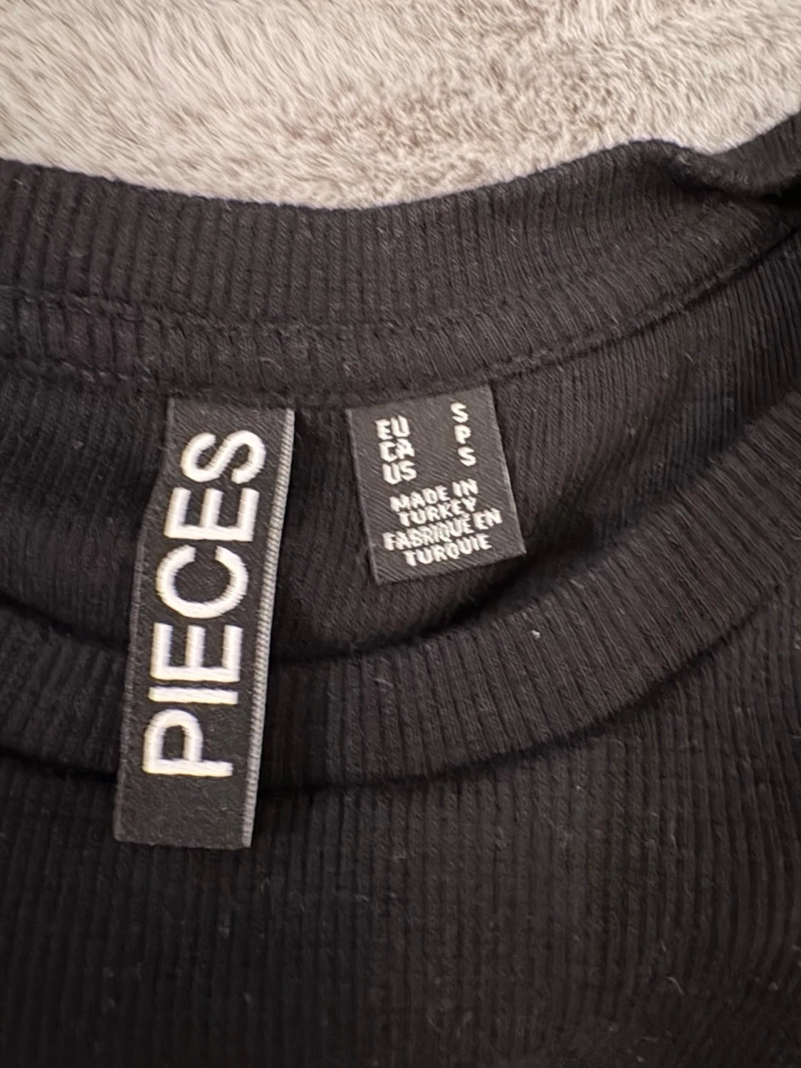 Svart ribbad topp från Pieces - 2