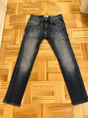 Replay Anbass – W29 L30 - Tjenare! Säljer mina Replay Anbass jeans. Köpta för cirka ett år sedan och mycket varsamt använda. Modellen har fabriksdesignade slitningar på låren, runt bakfickorna och vid bensluten. Utöver detta är jeansen i mycket fint skick utan extra slitningar eller tydliga tecken på användning. Schyst tvätt, hög kvalitet och en riktigt bra passform.