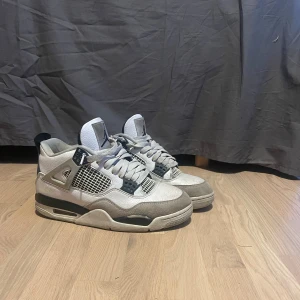 Jordan 4 military black  - Jag säljer ett par fräscha Jordan 4 military blacks i storlek 40! De har sparsamt använts under en kortare period.  Endast en liten skada i lacken vid hälen på högra skon, detta märks knappt och påverkar inte looken! Box följer med. De är självklart äkta och Nypris ligger runt 4000 kr .