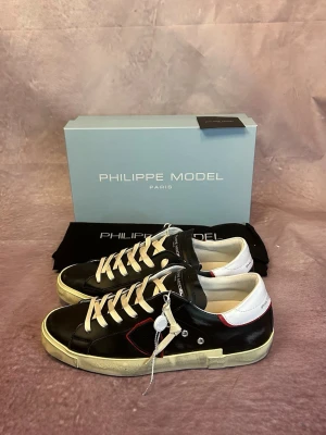 Helt nya Philippe model skor - Helt nya med tags och allt og | Size EU 40 | fraktar inom 24 timmar | för att köpa klicka ”köp nu” | vid frågor eller funderingar skriv en meddelande | följare får bättre rabatter🙌