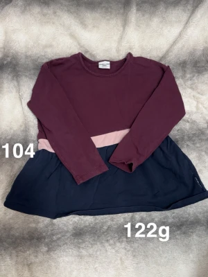 Flerfärgad långärmad topp polarn o pyret - Långärmad topp från polaren o pyret i vinrött, rosa och marinblått. Toppen har rund halsringning och en bred rosa rand i midjan som delar av den vinröda överdelen från den marinblå nederdelen. perfekt för en chill look.🌸 Fint använt skick. Storlek 104