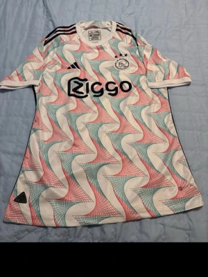 Ajax tröja - Helt oanvänd tröja, men saknar prislapp. Är i mycket bra skick och du kommer att bli nöjd.