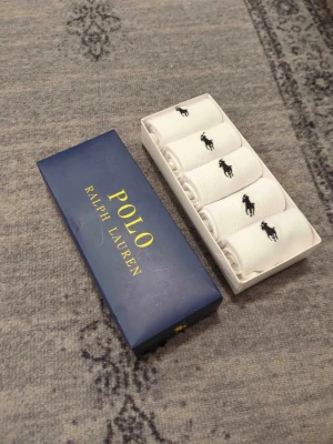 Polo Ralph Lauren strumpor - Säljer mina strumpor från Ralph Lauren, skriv vid frågor, priset är förhandlingsbart vid snabb affär och kan skicka direkt efter köpet ☺Passar både män och kvinnor😃Strumporna är i vuxenstorlek☺ 