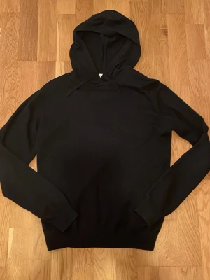 Stickad hoodie från RYVLS - Stickad hoodie från RYVLS storlek 158/168 men den är väldigt stor i storlek eftersom den passar mig som är 173 cm bra, kan även passa längre. Skriv gärna om ni behöver mått! Skriv även vid andra funderingar 🤗