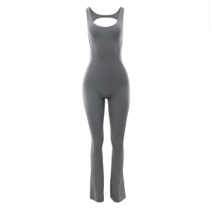 Grå tränings jumpsuit från Davisactive  - Säljer en grå träningsjumpsuit från Davisactive med öppen rygg och bootcut modell. Endast använt en gång och är i väldigt bra skick. 