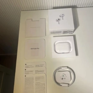 AirPods Pro (2nd generation, USB-C) - Säljer Apple AirPods Pro (2:a generationen) med USB-C. De är helt nya, oöppnade och plomberade – fick dem igår och har aldrig använts.  Originalförpackning, allt medföljer. Perfekt skick.  ✔ Aktiv brusreducering ✔ Transparensläge ✔ USB-C laddningsetui ✔ Original Apple