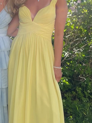 Ljusgul balklänning  - Säljer en ljusgul balklänning från Forever Unique London. Passar mig perfekt som är 169 cm lång. Pris kan diskuteras 