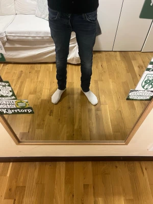 Mörkblå skinny jeans från Jack&jones - Säljer ett par mörkblå skinny jeans från jack&jones med snygga slitningar på låren. Jeansen har låg midja och smal passform hela vägen ner. Tillverkade i stretchig denim för extra komfort. Jeans har även lite slitningar längst nere på jeansen. Storlek 28/30 och modellen är slim glen.  Bara skriva om du har några frågor!