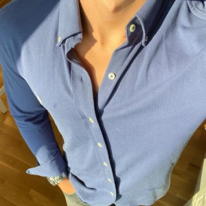 Ralph lauren skjorta - Hej, Säljer nu en snygg Ralph Lauren skjorta storlek S. Den är i nyskick och riktigt snygg till alla tillfällen. Nypris 1500✅