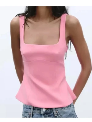 Rosa linnetopp med rosett i ryggen - Supersöt rosa topp från Zara med öppen rygg och stor rosett i ryggen. Köpt från en gammal kollektion men endast använd 2 gånger då den är för liten för mig🥰 