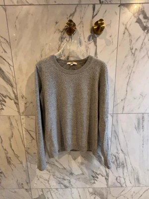 Kashmir tröja  - En Kashmir tröja från uniqlo som är riktigt skön. Den är i storleken S men är liten för sin storlek.