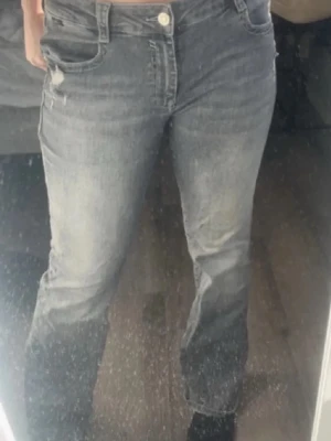 Mavi jeans  - Säljer ett par klassiska gråa jeans med mellan midja och raka ben. Jeansen har en lätt tvättad look och subtila slitningar vid fickan. Perfekta till vardags och passar till det mesta. Stängs med knapp och dragkedja. Har ett band inuti som går och ta dra ut och syns inte, tanken var att göra jeansen mindre men de blev ingen skillnad tyvärr därav säljer jag de.