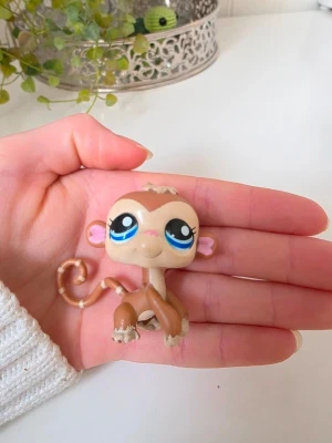 Littlest pet shop - Littlest Pet Shop #1450 Brown And Tan Monkey W/ Blue Eyes Striped Tail. Generation 2, vilket gör att den är värd mer Finns fler i min profil för samfrakt