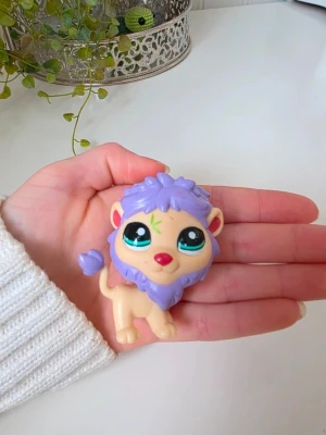Littlest pet shop - Rare Littlest Pet Shop #2084 Lion. Tillhör generation 4.  Finns fler i min profil för samfrakt.