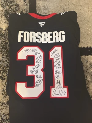 Svart Ottawa Senators hockeytröja med nummer 31 och namnet Forsberg. Tröjan är signerad och i fint skick. Perfekt för samlare eller fans. - Autograferad Nashville Predators-tröja med Anton  Forsberg (#31). Tröjan är signerad av flera spelare från laget. Bra skick och perfekt för samlare eller som prydnad. Autograferna är tydligt skrivna på numret på ryggen. Säljs i befintligt skick.