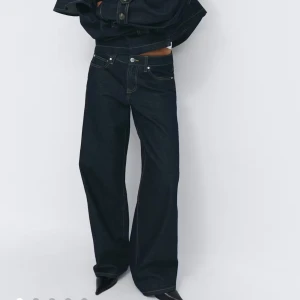Low wide leg - Säljer mina populära jeans från Gina då dem tyvärr inte kommer till användning, original pris: 499. Jeansen är använda ca 2 gånger 