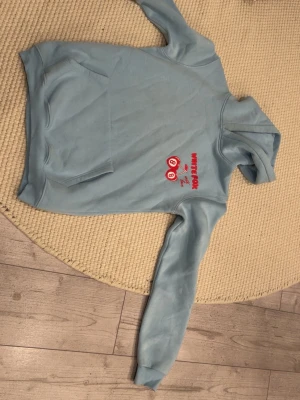 White fox hoodie - Hej! Säljer nu min whitefox hoodie eftersom jag inte använder den dock har jag tyvärr har jag klippt bort taggen vid luvan men men. 