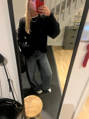 Mörkgrå wide jeans från Massimodutti  - Säljer dessa så snygga jeans från massimodutti. Helt slutsålda på deras hemsida!! Har ett par likadana så därför säljer jag vidare dessa. Använda en gång. Jag en 174 för referens. I storlek 34 men skulle säga att de är mer mot en 36a. Perfekt baggy och midwaist😍😍😍💙💙