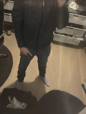 Mörkblå stickad cardigan - Säljer nu en helt ny oanvänd cardigan på grund av att jag inte använder den så den ligger bara hemma o skräpar. Nypris:400kr|mitt pris: 220kr. | Färg: 🔵| Strl: S | Modellen: 165-50kg | Material: Stickat fårull | Ber om ursäkt för kamerakvalitén, har tyvärr en trasig mobilkamera. 