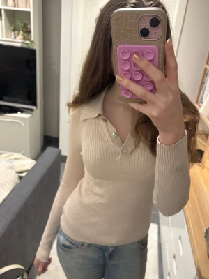 Beige ribbad långärmad topp Amisu - Säljer den här jättegulliga tröjan! Den är i stretchigt material och väldigt skön. 💓💓