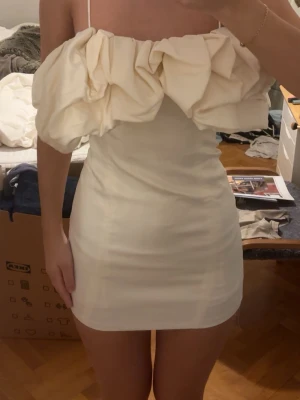 Studentklänning - Säljer denna studentklänning från Zara som är ny med prislapp, orginalpriset är 1399kr som man ser på en av bilderna💗