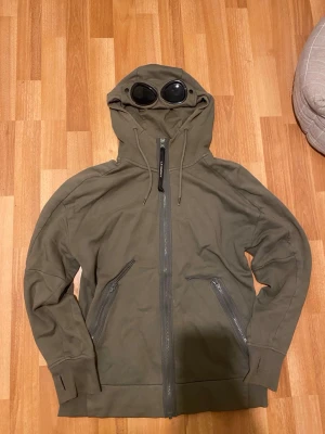 CP Company zip hoodie - CP Company zip hoodie, mörk grön, mycket bra skick, storlek m