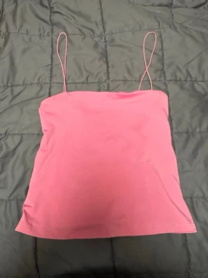 Rosa linnetopp från Amisu - Säljer en enkel och snygg rosa linnetopp från Amisu i storlek S. Toppen har tunna axelband och är gjord i ett mjukt material 