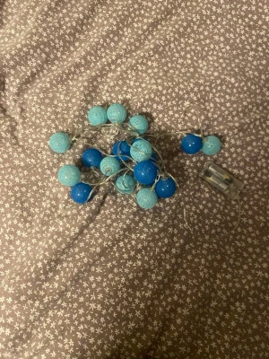 Ljus slingor  - Flera olika ljusslingor, alla ingår i priset men man kan även bara köpa någon/några till ett annat pris. Batterier ingår ej!