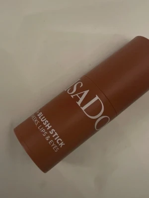 Isadora Blush Stick 46 Soft Brown - Krämig blush stick från Isadora i nyansen 46 Soft Brown. Multifunktionell för kinder, läppar och ögon. Kommer i en smidig brun plastförpackning med vit text. Vegansk och parfymfri formula som är enkel att applicera direkt på huden. Endast testad