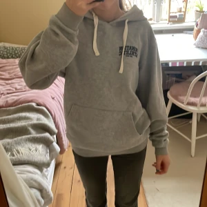 Grå hoodie med snören - Säljer en snygg grå hoodie från nonation athletic! Endast använd en gång och är i Large men passar mig som har Small, perfekt för myskvällar eller vad som helst❤️