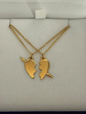 Maria Nilsdotter ”You and Me” Necklace inspired - Aldrig använda, 18K guldpläterade och tillverkade i rostfritt stål. Kedjornas längd är 40+5 cm och nickelfria. Om du har fler frågor, tveka inte att höra av dig 🤗