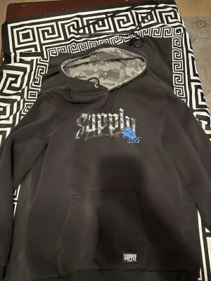 Supply deman hoddie  - Supply demand ,  En svart hoodie med en stilren och modern desigEn svart hoodie med en stilren och modern design. Har använd den endast 1 gång pris kan diskuteras! 