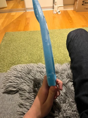 Blå innebandyblad från Zone - Säljer ett blått innebandyblad från zone . Bladet har ett klassiskt rutmönster och är tillverkat i slitstark plast. Perfekt för dig som vill uppgradera din klubba med ett lätt och snyggt blad. Använt i ca 1 säsong men funkar suveränt.