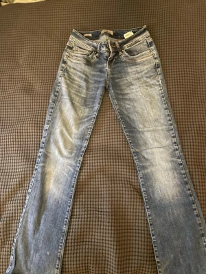 Lågmidjade bootcut jeans från LTB - Ltb jeans med mönster lågmidjade bootcut. Mest gjorda för korta personer 