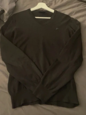 Svart v-ringad tröja Peak Performance - Svart v-ringad tröja från Peak Performance i storlek M. Klassisk och stilren design med diskret logga på bröstet. Långärmad modell i mjukt material som passar perfekt till jeans eller chinos.