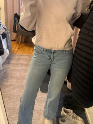 Ljusblå jeans från Ginatricot - Ljusblå jeans från gina tricot storlek xxs med fickor där bak.