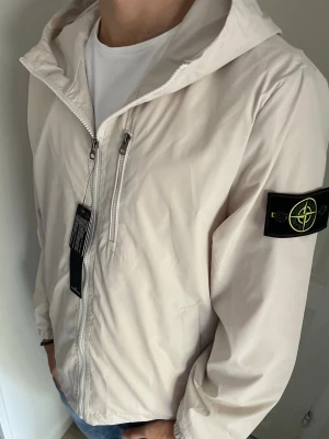 Stone island windbreaker  - Sprillans ny stone island windbreaker! Nyskick S/M! Vid minsta fundering kontakta mig✔️