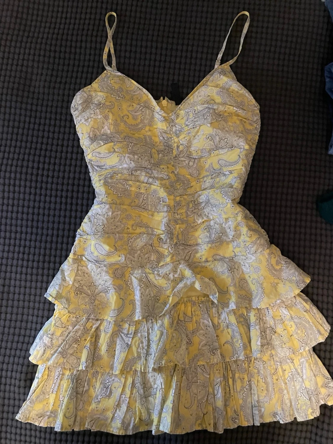Gul klänning med mönster