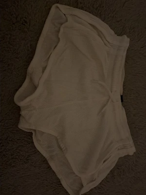  ribbade mini shorts  - Säljer ett par vita ribbade shorts från Primark i storlek XS 💕