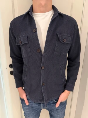 John Henric overshirt  - Riktigt go overshirt i snygg färg från John Henric. Overshirten är i använd skick men har fortfarande mycket kvar att ge! Storlek S/M! Vid minsta fundering kontakta oss✔️