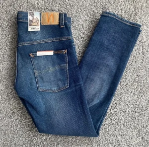 Blå jeans från Nudie Jeans - Säljer ett par klassiska blå jeans från Nudie Jeans . Finns i flera storlekar, tveka inte med frågor!! 