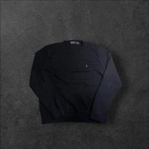 Polo Ralph Lauren stickad tröja - strl M - Säljer en svart stickad Polo Ralph Lauren tröja i storlek M med lila märke på bröstet  👕 Märke: Polo Ralph Lauren 📏 Storlek: M 🎨 Färg: Svart 📍 Skick: Mycket bra skick (se bilder)  💬 Har du några frågor är det bara att höra av dig! 💰 Vid snabb affär kan priset diskuteras. 📦 Skickar alltid inom 24 timmar!