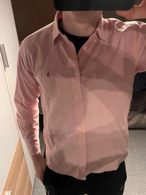 Rosa skjorta från Ralph Lauren - En skjorta från Ralph Lauren! Den är i mycket bra skick o mycket bra pris endast 199! 