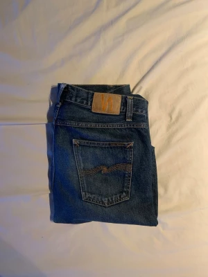 Nudie jeans  - Hej säljer dessa snygga Nudie jeans    Skick-9/10  Modell-Gritty Jackson  Storlek-W33 L32  Passform-Straight Bara att höra av dig vid frågor och funderingar 